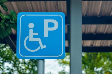 Engelli park yeri, park yerinde tekerlekli sandalye işareti..