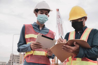 Kıdemli mühendis bir mühendise çırağını eğitmesini anlatıyor. Kalemle el yazısına odaklan.