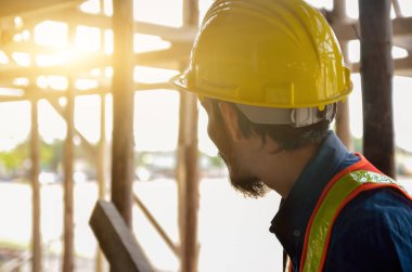 İnşaat işçisi sabah bir inşaat projesinde çalışmaya hazır..