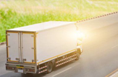 Yolda beyaz bir kamyon, yolda küçük bir kamyon..