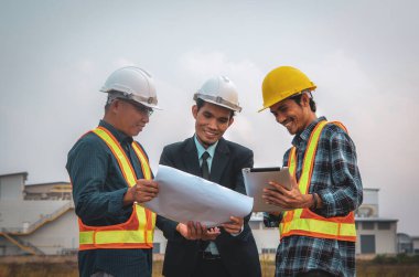 İnşaat mühendisi çalışırken gülümseyerek çalışmaktan mutlu..