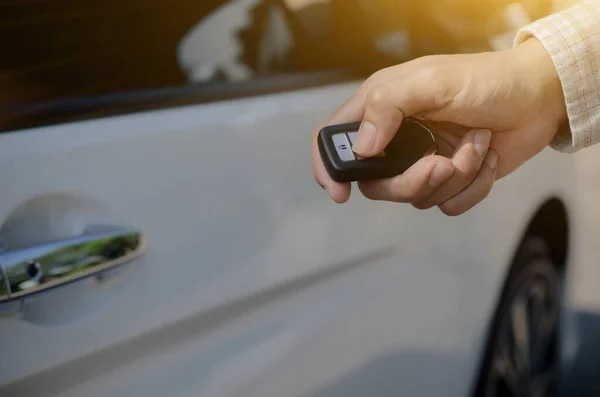 Controle Remoto Carro Pela Chave Esperta Mão Que Prende Chave — Fotografia de Stock