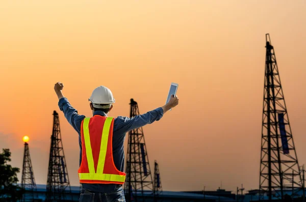 Ingénieur Construction Prospère Debout Sur Chantier Construction Avec Fond Coucher — Photo