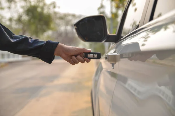 Controle Remoto Carro Pela Chave Esperta Mão Que Prende Chave — Fotografia de Stock