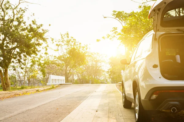 Valkoinen Auto Pysäköity Kadulle — kuvapankkivalokuva