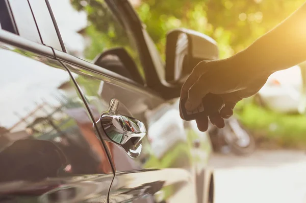 Bil Fjärrkontroll Hand Hålla Smart Nyckel Till Fjärrkontroll För Att — Stockfoto