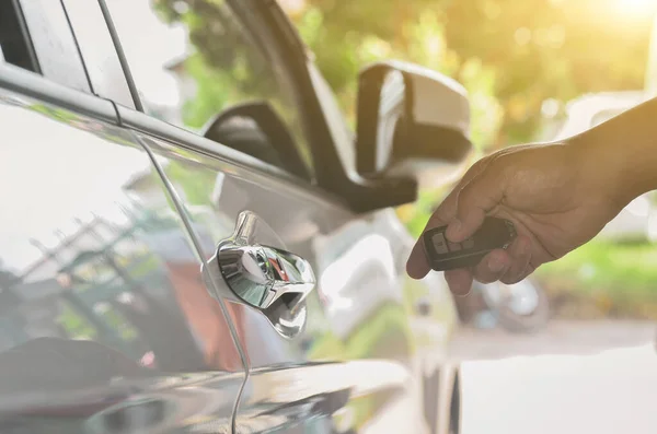 Auto Fernbedienung Hand Hält Smart Schlüssel Der Fernbedienung Türen Des — Stockfoto