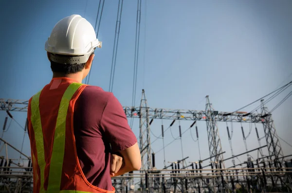 Ingenieros Eléctricos Pie Lugar Trabajo Con Fondo Subestación Eléctrica —  Fotos de Stock