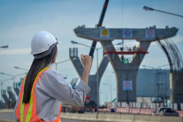 Succesvolle Vrouwelijke Ingenieurs Stonden Achtergrond Van Aanbouw Zijnde Snelweg — Stockfoto