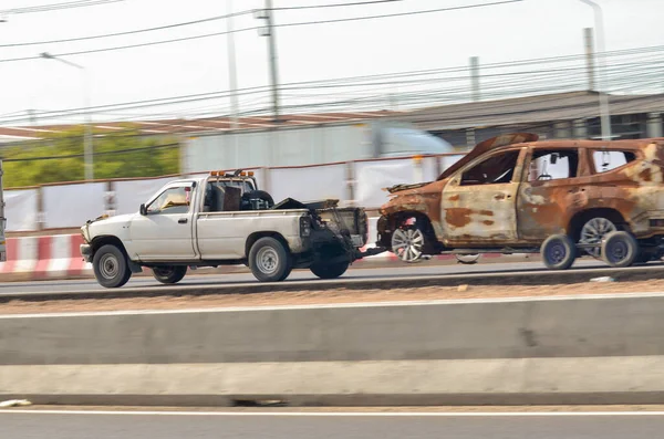 An emergency towing vehicle to move a vehicle experiencing traffic problems.