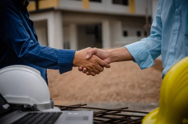 Dar Mano Ingenieros Arquitectos Está Acuerdo Con Éxito Del Proyecto Imagen De Stock