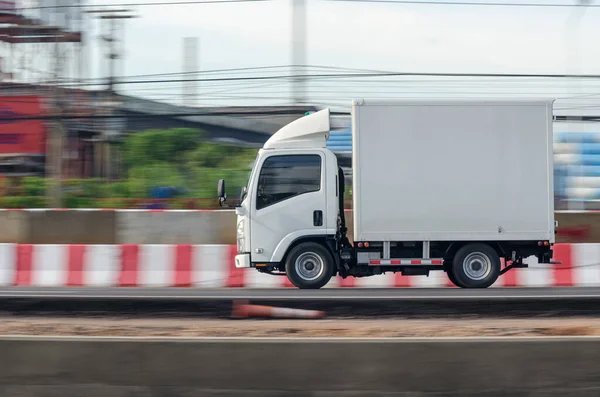 Imagen Movimiento Pequeño Camión Blanco Para Transporte Por Carretera Imagen De Stock