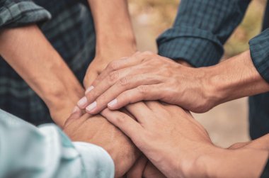 El ele tutuşan insanlar, takım çalışması konsepti, topluluk konsepti.
