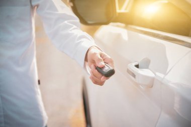 Uzaktan kumandalı akıllı anahtar, beyaz arabanın kapılarını kilitlemek için akıllı anahtar.