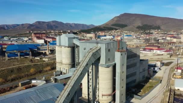 Potentes construcciones industriales de fábrica de cemento metálico — Vídeos de Stock