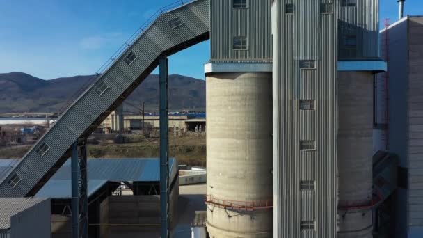 Obrovská betonová nádrž s průmyslovými stavbami — Stock video