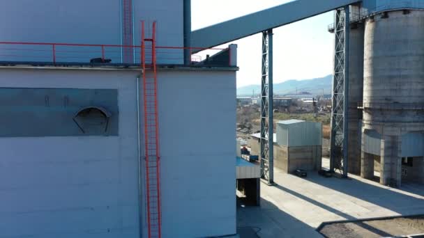 带有狭窄梯级的水泥厂灰色工业建筑物 — 图库视频影像