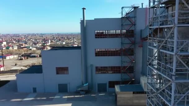 Grote fabriek grijs industrieel gebouw met metalen roosters — Stockvideo