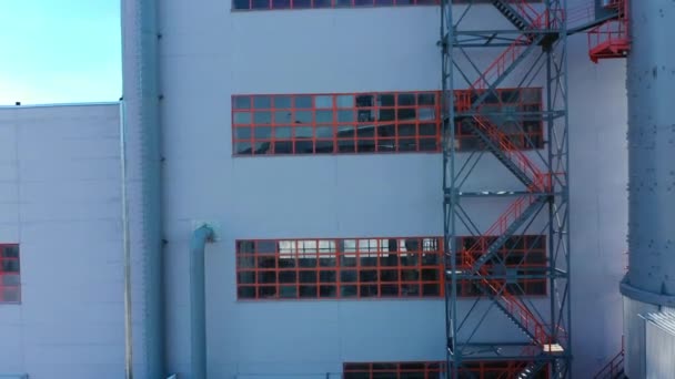 Edificio de fábrica de cemento con ventanas de vidrio vista aérea — Vídeos de Stock