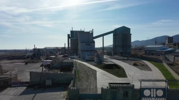 Luftbewegung entlang der Eisenbahn führt zu großer Zementfabrik — Stockvideo