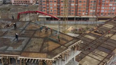 Becerikli inşaat işçileri sıvı beton tabakası koymuşlar.