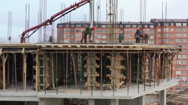 Travailleur de la construction dirige camion monté pompe à béton — Video