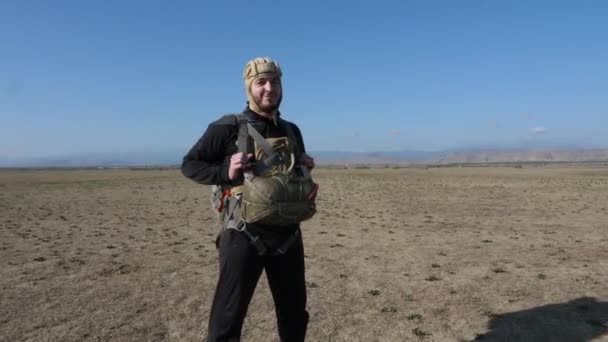 Istruttore professionista di paracadute cammina lungo il campo d'aviazione — Video Stock