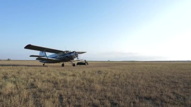 Letadlo s provozními vrtulemi připravenými pro parašutisty — Stock video