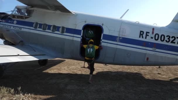 Instructores profesionales de paracaídas abordan un avión pequeño — Vídeo de stock