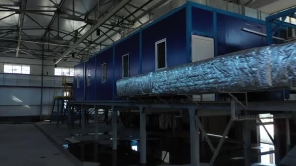 Konstrukcja marynarki z małymi oknami wewnątrz hangaru — Wideo stockowe