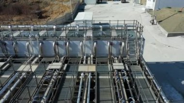 Biyolojik atıkları işlemek için bitkileri kurutan büyük makine