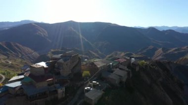 Tepede düz çatısı olan antik Chokh köyü.