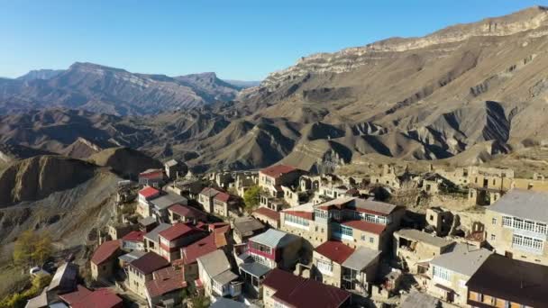 Pintoresca ciudad Chokh en empinada pendiente de la colina en las tierras altas — Vídeos de Stock