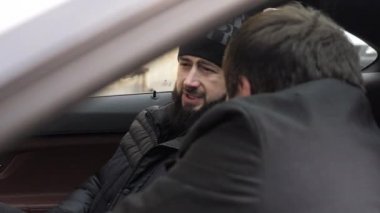 Erkekler otomobil kuaföründe duygusal konuşmalar yaparlar.