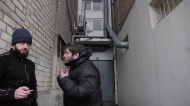 Duygusal erkekler soğuk bir günde çıkmaz sokakta kavga ederler.