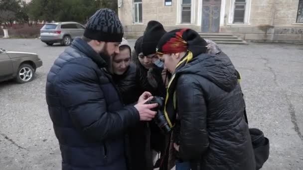 L'uomo in giacca mostra foto su schermo di macchina fotografica su strada — Video Stock