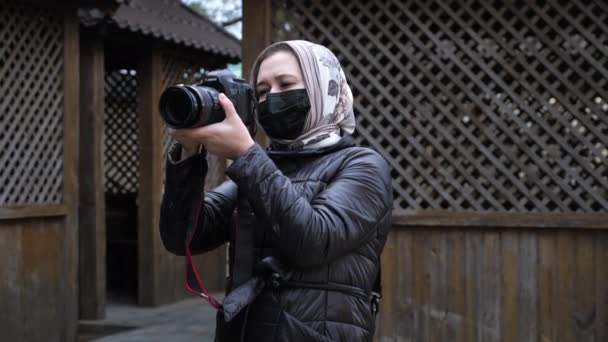 Frau mit Maske fotografiert mit Kamera in Großaufnahme — Stockvideo