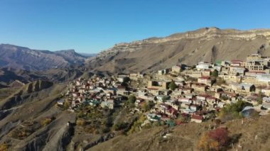 Dağların arasında antik binaları olan inanılmaz Chokh köyü.