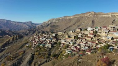 Eski Chokh köyünün yakınındaki dağlık yamaçta eski bir mezarlık.