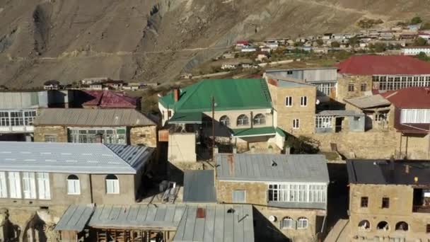 Edificios abandonados en el antiguo pueblo Chokh en la ladera de la colina — Vídeos de Stock