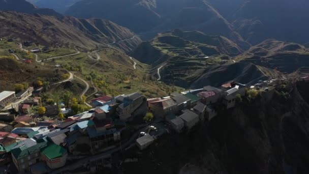 Ιστορικό χωριό Chokh στην πλαγιά του πράσινου λόφου στην ορεινή — Αρχείο Βίντεο