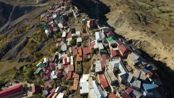 Chokh Stadt mit bunten Dachhäusern am steilen Hang — Stockvideo