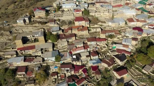 Domy barevné střechy města Chokh na strmém svahu kopce — Stock video