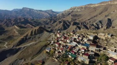 Tepede geleneksel binaları olan antik Chokh köyü