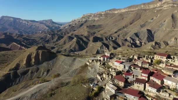 Затерянная среди гор деревня Чох с кирпичными зданиями — стоковое видео