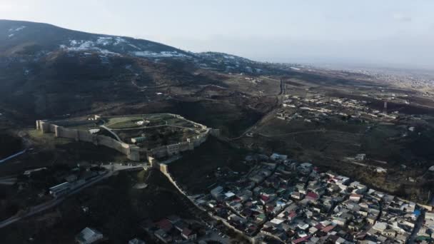 Fortaleza velha na colina perto da grande cidade moderna no vale verde — Vídeo de Stock