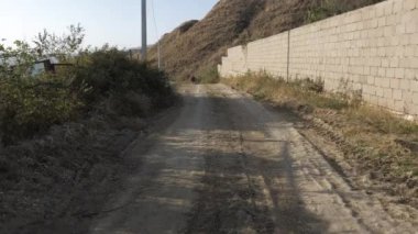 Kameranın önünden geçen yolda motorsiklet sürat yapıyor.