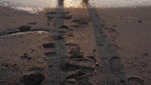 砂の足跡やオートバイの海に対して立っている — ストック動画