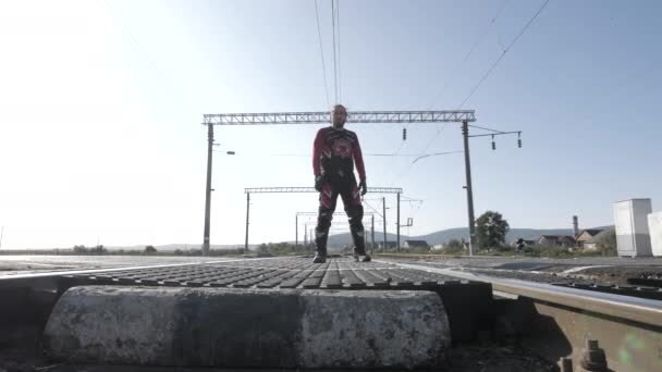 身着防护服的骑手站在铁轨旁 — 图库视频影像
