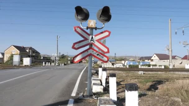 Segnaletica stradale con semafori collocati all'incrocio ferroviario — Video Stock